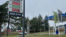 Jedna z benzinek na Olomoucku, kde šla v pátek 15. října 2021 pořídit nafta za méně než 33 Kč za litr a benzin pod 35 korun, 