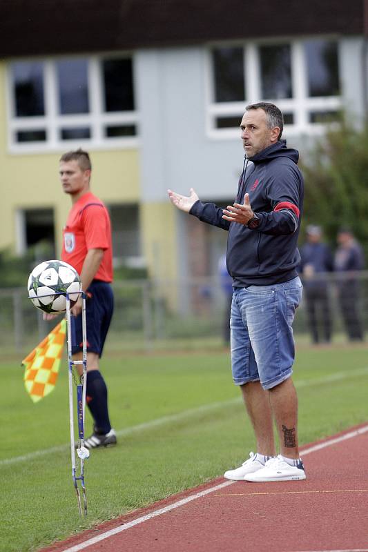 Fotbalisté Uničova remizovali s Rýmařovem (v bílém) 1:1. Zbyněk Zbořil, trenér Uničova