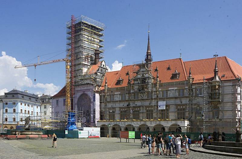 Na průčelí opravované olomoucké radnice je plachta s vyobrazením orloje.