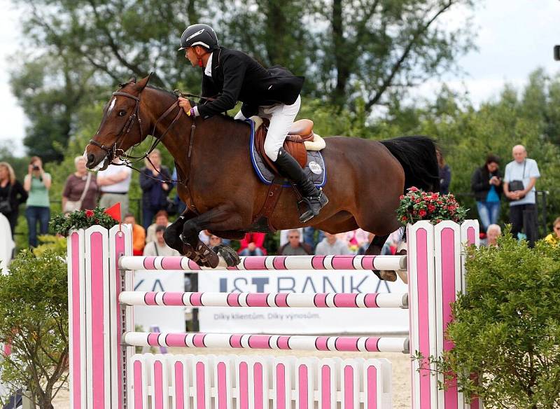 Kevin Gielen (Belg.) a Fariska. Světový pohár v jezdeckém areálu Equine Sport Centre v Olomouci