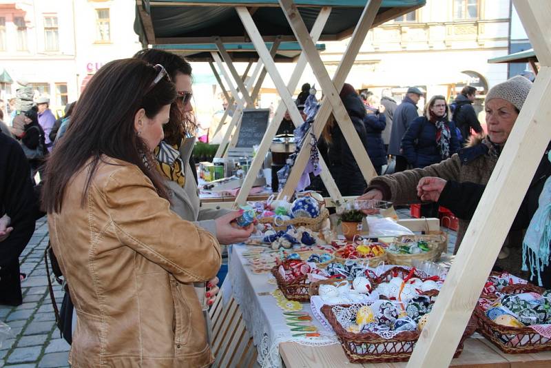 Na farmářském trhu si lidé mohli koupit kraslice, velikonoční dekorace i spoustu dobrot