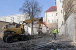 Demolice nízkopodlažní budovy na ZŠ Hálkova v Olomouci - začaly tak práce na budování nové přístavby