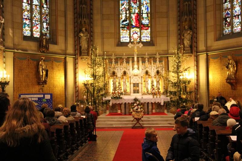 V katedrále sv. Václava v Olomouci se na Štědrý den odpoledne konala vánoční mše svatá pro děti a rodiče.