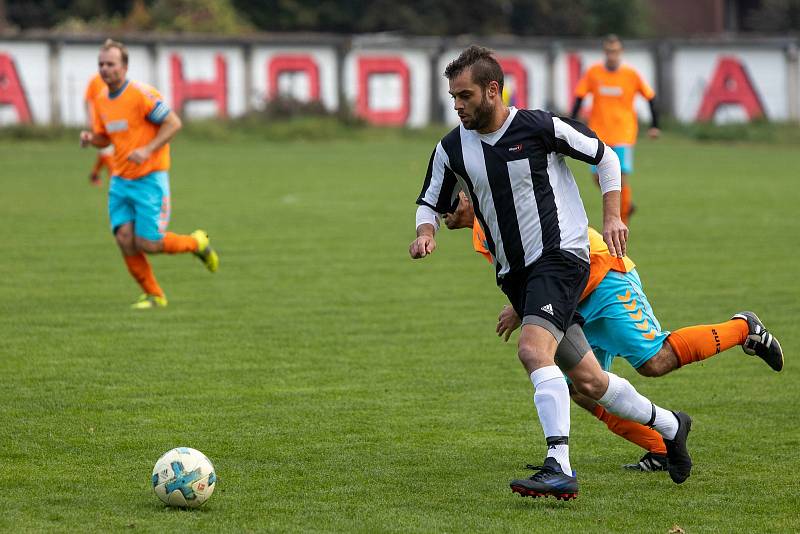 Fotbalisté Hodolan (v pruhovaném) porazili Novou Hradečnou 8:0.