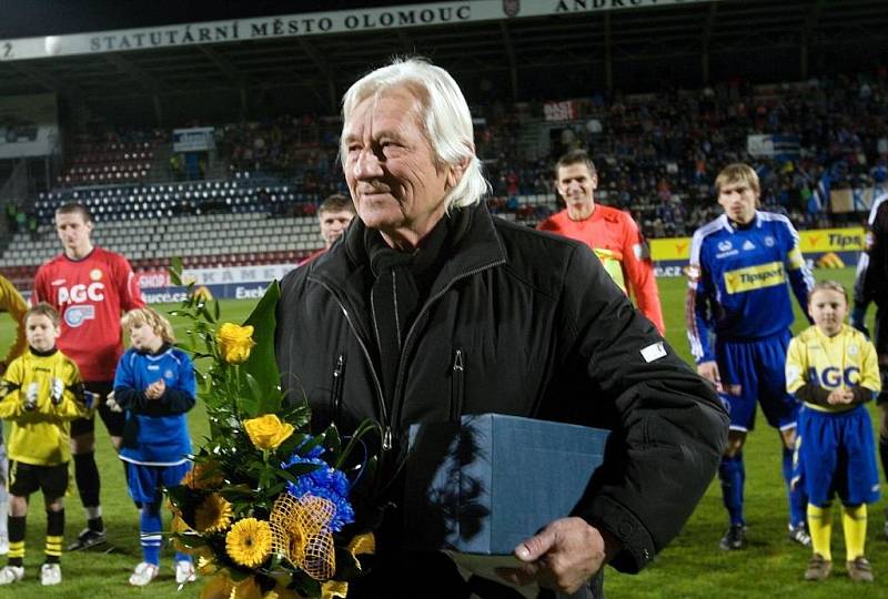 Sigmácká i česká trenérská legenda Karel Brückner na Andrově stadionu při gratulaci k sedmdesátinám v listopadu 2009