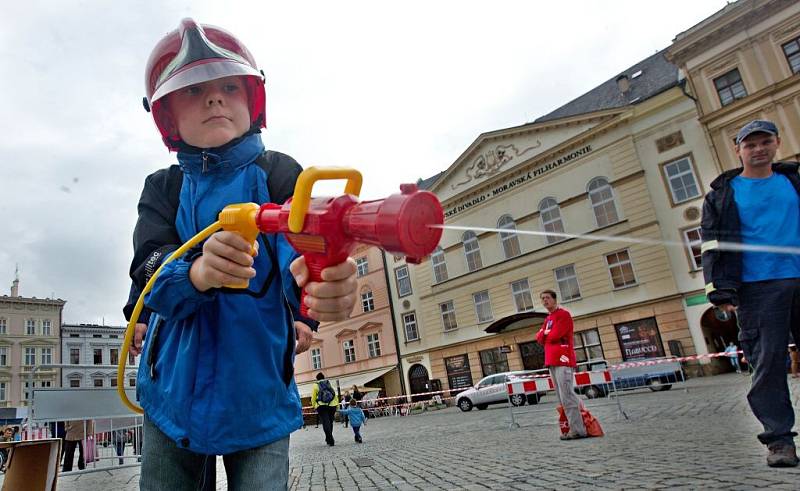 Zábavné odpoledne s dobrovolnými hasiči a metskou policií na olomouckém Horním náměstí