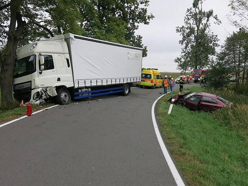 Srážka náklaďáku a škodovky u Horního Štěpánova