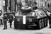 Srpen 1968. Sovětští vojáci před poštou na Horním náměstí v Olomouci