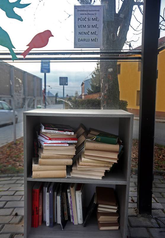 Knihovnička na autobusové zastávce v Olomouc - Droždín.