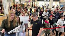 Na autogramiádu skupiny Kabát v Olomouci dorazily v pátek odpoledne davy fanoušků. Den před sobotním koncertem ji zorganizovaly hypermarket Globus a OC CITY Olomouc, 18. listopadu 2022