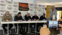 Na autogramiádu skupiny Kabát v Olomouci dorazily v pátek odpoledne davy fanoušků. Den před sobotním koncertem ji zorganizovaly hypermarket Globus a OC CITY Olomouc, 18. listopadu 2022