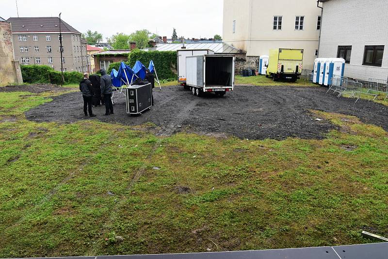 Příprava koncertu Sbohem, pane ministře v proluce u Muzea umění v Olomouci, 20. 5. 2019