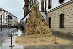 Olomoucká patronka z písku neohroženě odolává dešti. Bez újmy socha v posledních dnech ustála i přívalové srážky. Jak dlouho ještě bude dělat kolemjdoucím radost?