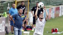 Fotbalisté HFK Olomouc (v bílém) porazili Frýdek-Místek 2:0