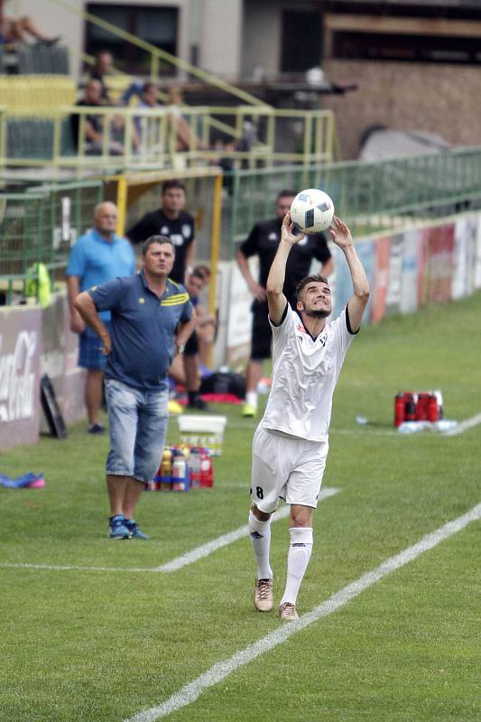 Fotbalisté HFK Olomouc (v bílém) porazili Frýdek-Místek 2:0