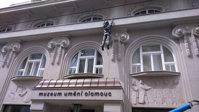 Kinetická socha Davida Černého na římse Muzea umění v Olomouci