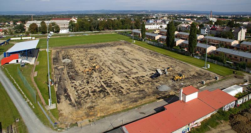 Výstavba nového hřiště s umělým povrchem v tréningovém areálu SK Sigma v Řepčíně.