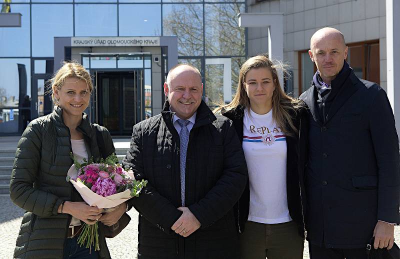 Zleva Lucie Šafářová, hejtman Ladislav Okleštěk, Karolína Muchová a kapitán českého fedcapového týmu Petr Pála