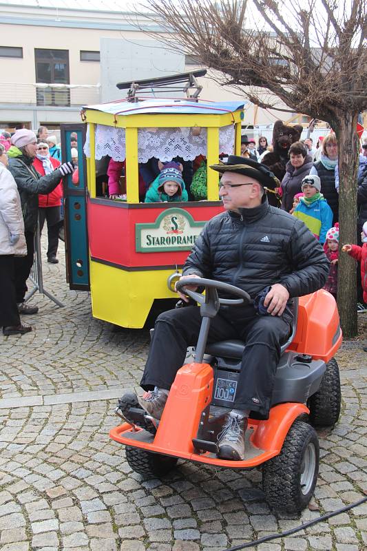 Soubor Haná v sobotu ve Velké Bystřici na Olomoucku uspořádal tradiční masopust se zabijačkou.