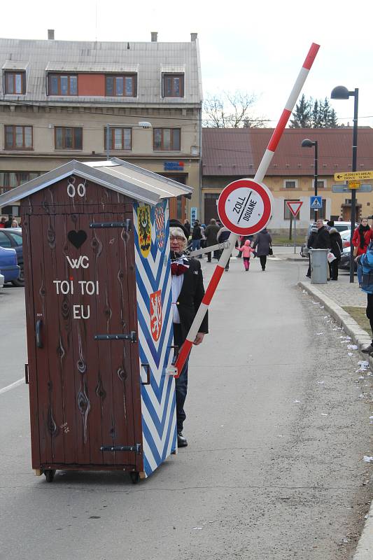 Soubor Haná v sobotu ve Velké Bystřici na Olomoucku uspořádal tradiční masopust se zabijačkou.