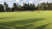 Fotbalisté Mohelnice (v bílém) padli ve Šternberku 0:2.