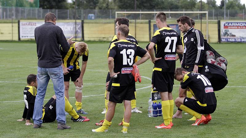 Fotbalisté Nových Sadů (v černo-žlutém) podlehli Ústí 0:7