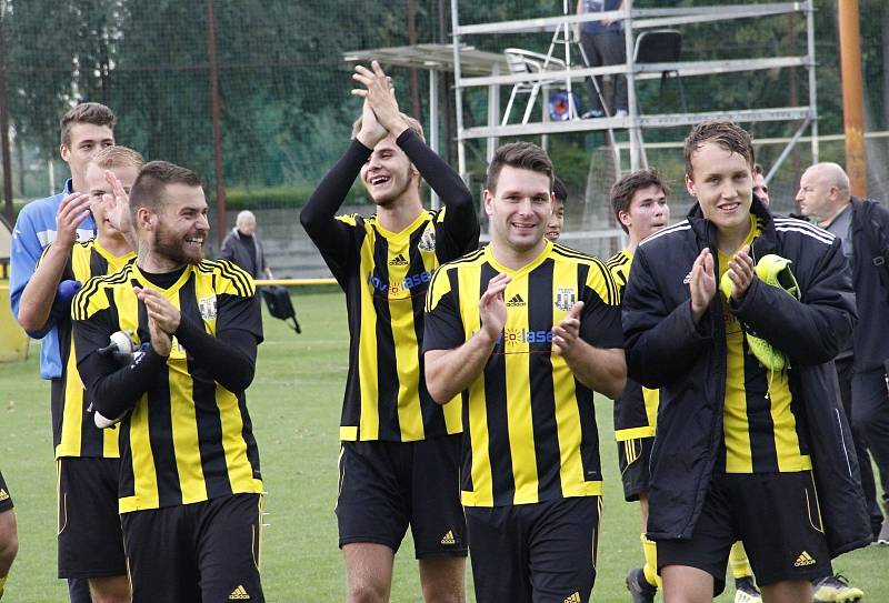 Fotbalisté Nových Sadů (ve žluto-černém) porazili Hranice 3:0.