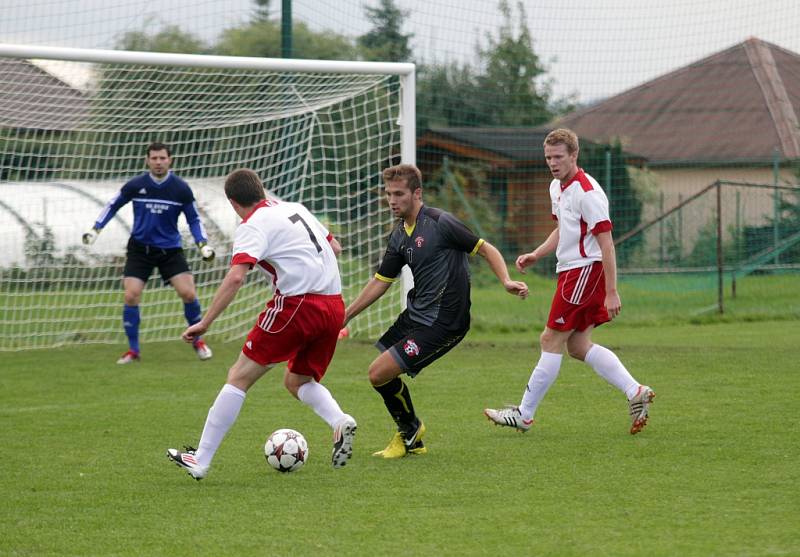 Fotbalisté Hněvotína (v tmavém) porazili Kojetín-Kovalovice 2:0. 