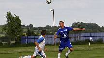 Fotbalisté Sigmy Lutín (v modrém) remizovali s Viktorií Přerov 1:1.