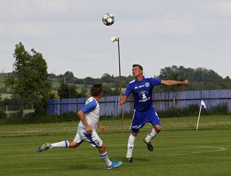 Fotbalisté Sigmy Lutín (v modrém) remizovali s Viktorií Přerov 1:1.