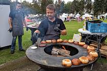 Příprava bulek pro hamburgery od Grill food.