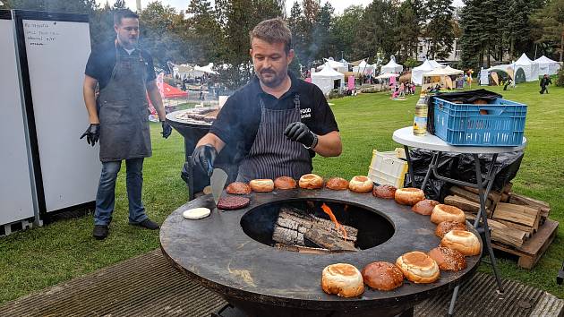 Příprava bulek pro hamburgery od Grill food.