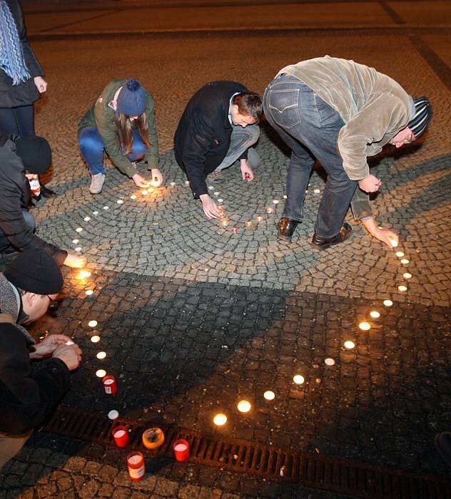 Nápis Ne KSČM! z hořících svíček před budovou krajského úřadu v Olomouci