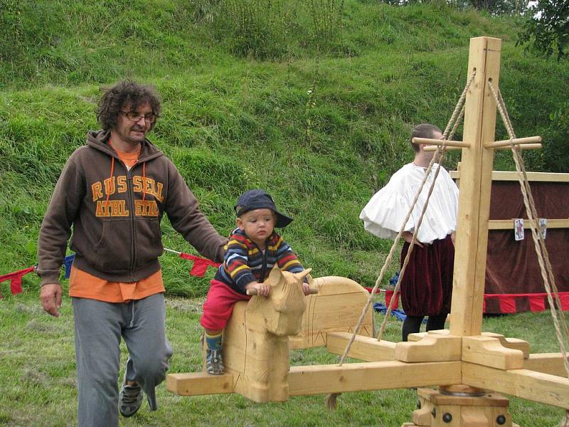 První ročník Fort Festu na pevnůstce v Křelově přinesl historické skupiny, hudbu, kejklíře, hrnčíře i divadlo. 