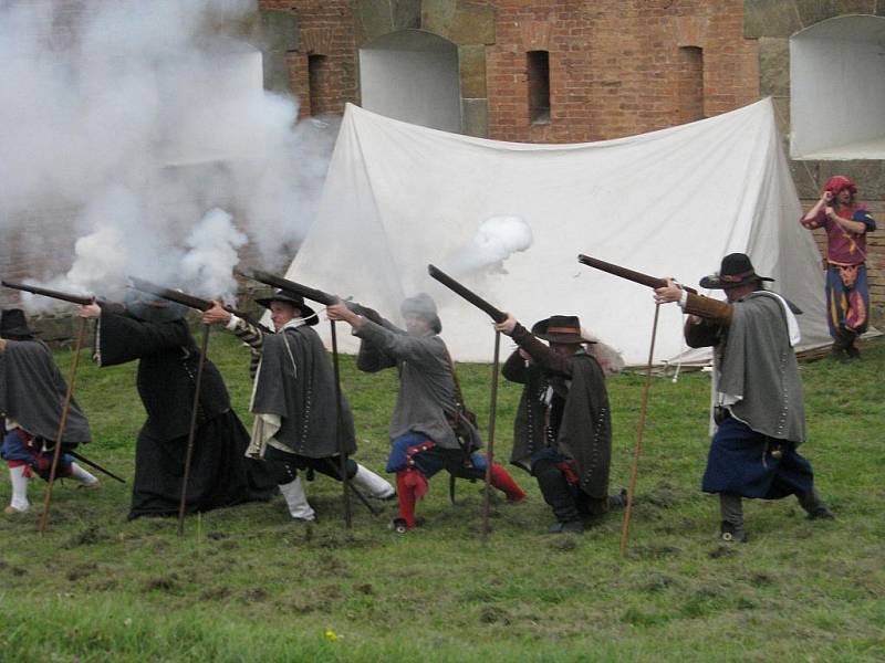 První ročník Fort Festu na pevnůstce v Křelově přinesl historické skupiny, hudbu, kejklíře, hrnčíře i divadlo. 