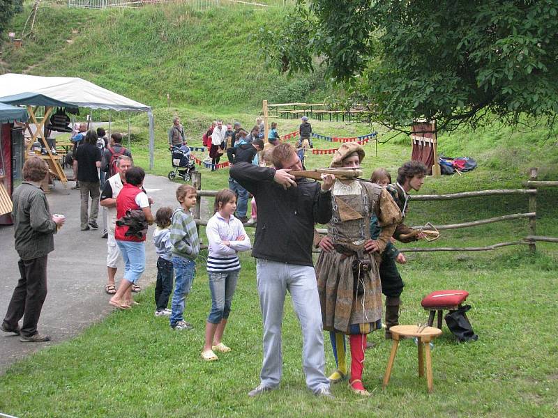 První ročník Fort Festu na pevnůstce v Křelově přinesl historické skupiny, hudbu, kejklíře, hrnčíře i divadlo. 