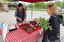 Olomoucké tržiště v sobotu nabídlo širší sortiment. Poprvé se zde uskutečnily Selské trhy doposud pořádané v areálu Výstaviště Flora Olomouc, 7. května 2022