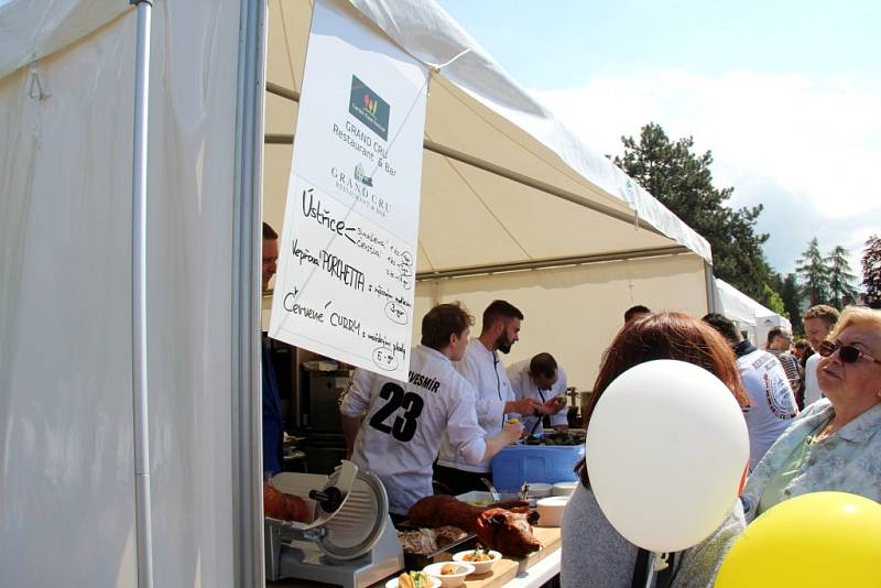 Stovky lidí zaplnily v sobotu Smetanovy sady Výstaviště Flora Olomouc. Přilákal je tam už druhý ročník dobrého jídla a pití Garden Food Festival.