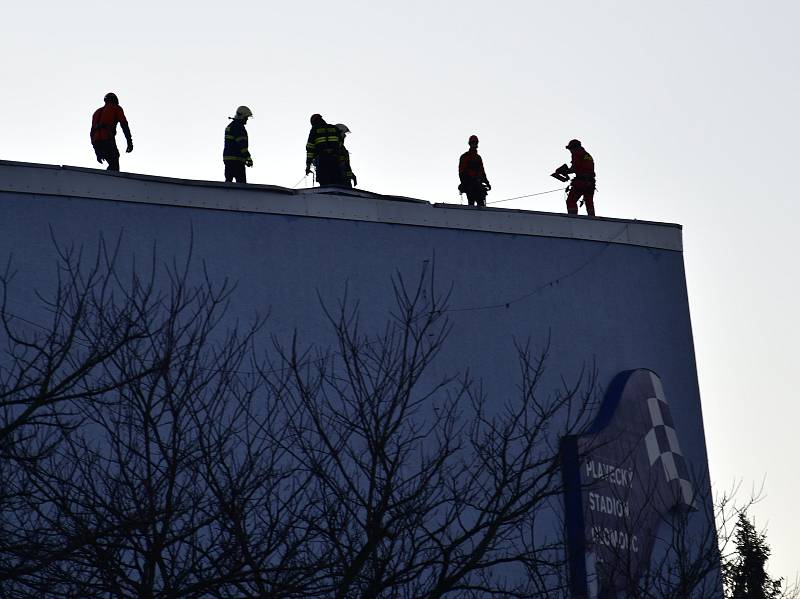 Střechu plaveckého stadionu v Olomouci poškodil silný vítr, 5. 2. 2020