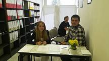 Volební komise při studentských volbách na Střední zdravotnické škole Emanuela Pöttinga.