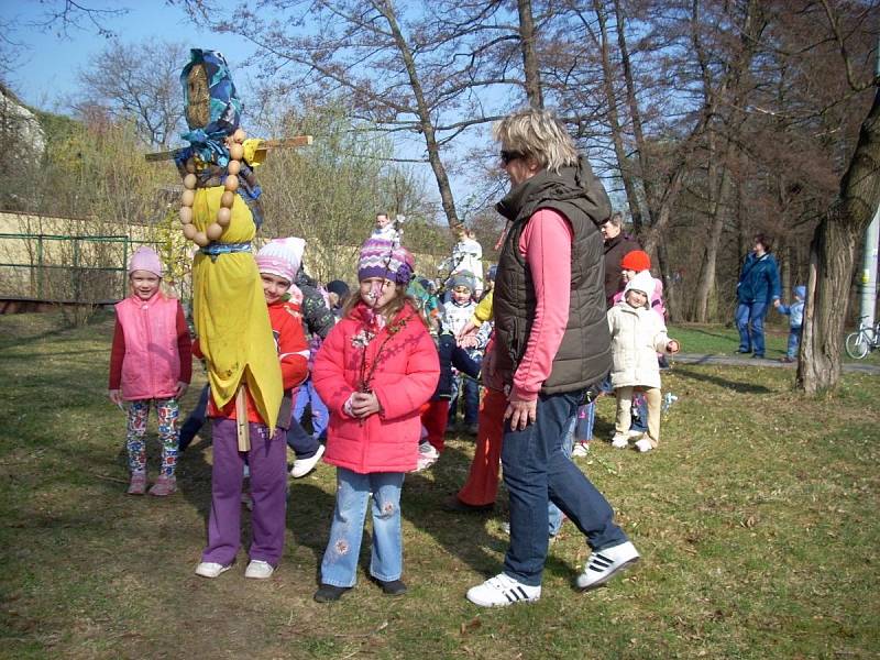 Vynášení Morany a vítání jara v Otaslavicích na Prostějovsku, duben 2012