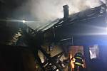 Hasiči likvidují požár rodinného domu v Bouzově-Podolí, při kterém byla zraněna jedna osoba.