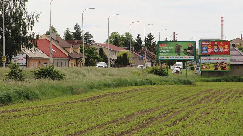 Nový úsek cyklostezky povede v zelených plochách podél Chválkovické ulice do Luční ulice