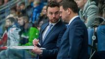 Bílí Tygři Liberec proti HC Olomouc. Zleva trenér Filip Pešán a Karel Mlejnek.