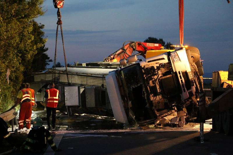 Dopravní nehoda cisternového vozidla s nebezpečnou látkou - D46, Držovice