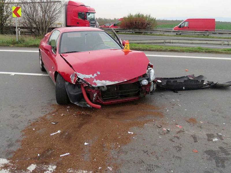 Srážka náklaďáku a dvou osobních aut na silnici mezi Olomoucí a Litovlí