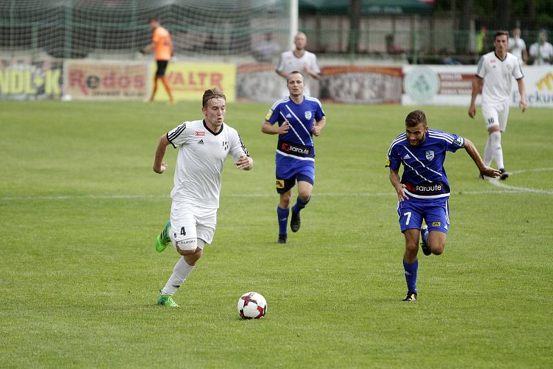 Fotbalisté HFK Olomouc (v bílém) porazili Frýdek-Místek 2:0