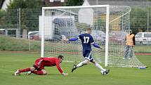 Fotbalisté Uničova remizovali s Rýmařovem (v bílém) 1:1