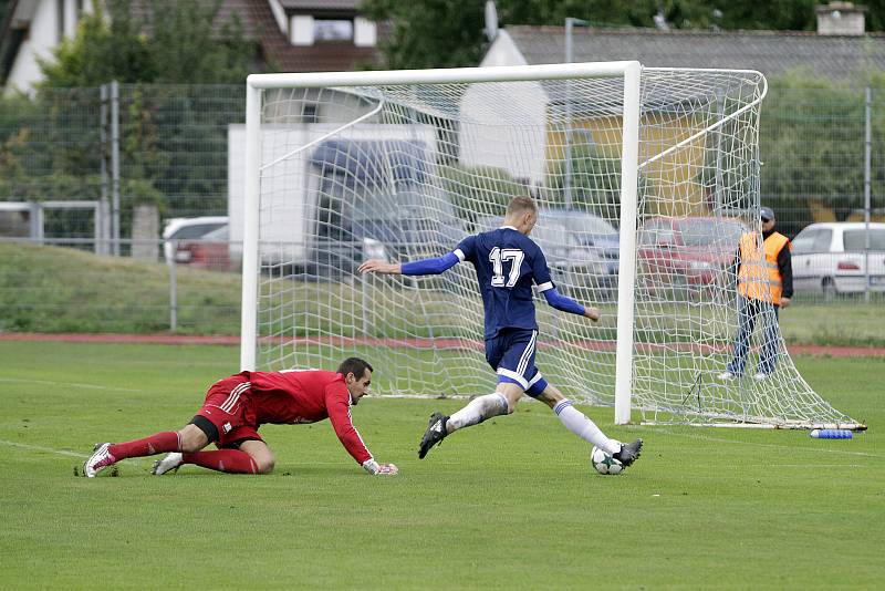 Fotbalisté Uničova remizovali s Rýmařovem (v bílém) 1:1