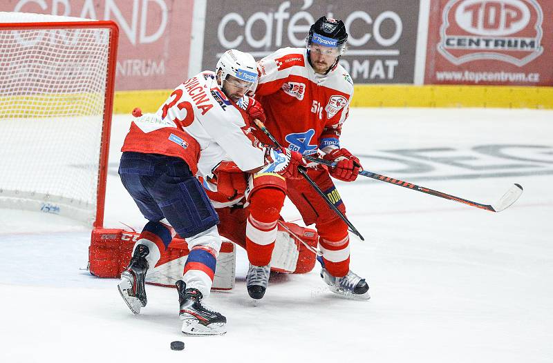 Hokejové utkání Generali Česká Cup v ledním hokeji mezi HC Dynamo Pardubice (v bíločerveném) a HC Olomouc (v červenobílém) v pardudubické enterie areně.